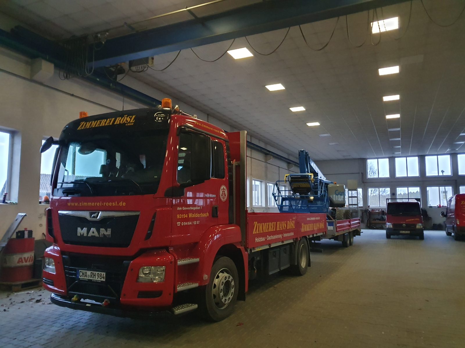 LKW mit Hebebühne in der Fahrzeughalle